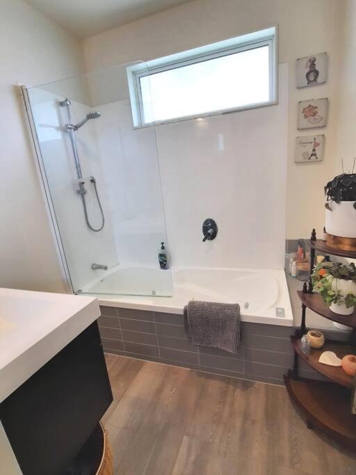 Banbury Deluxe With Spa Bath! Private Courtyard! Distretto di Distretto di Queenstown Esterno foto